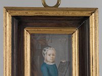 GG Min 22  GG Min 22, Unbekannter Künstler 2. Hälfte 18. Jh., Kind mit Schiefertafel, Elfenbein, 6 x 4,3 cm